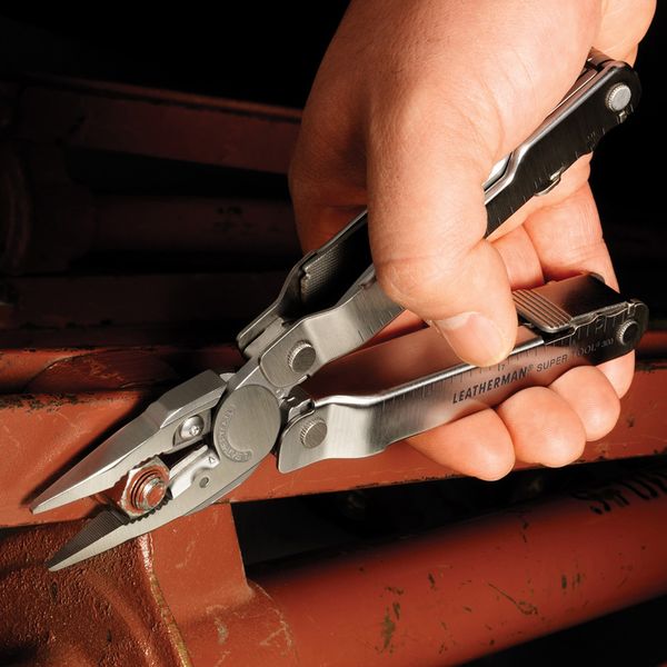 2-supertool-300-jaw-in-use